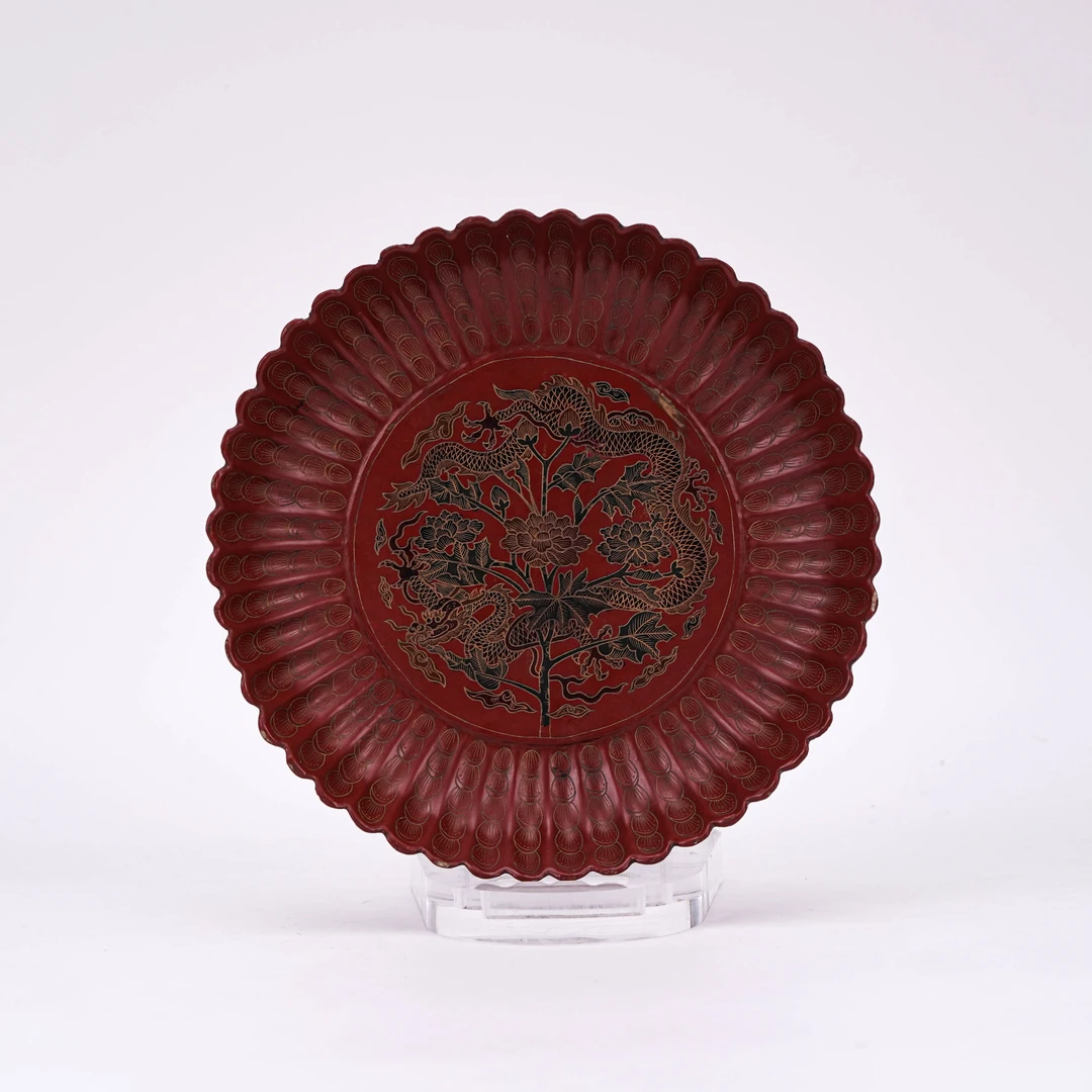 (AC7)G25022704清中期木胎漆器戗金龙纹菊瓣盘