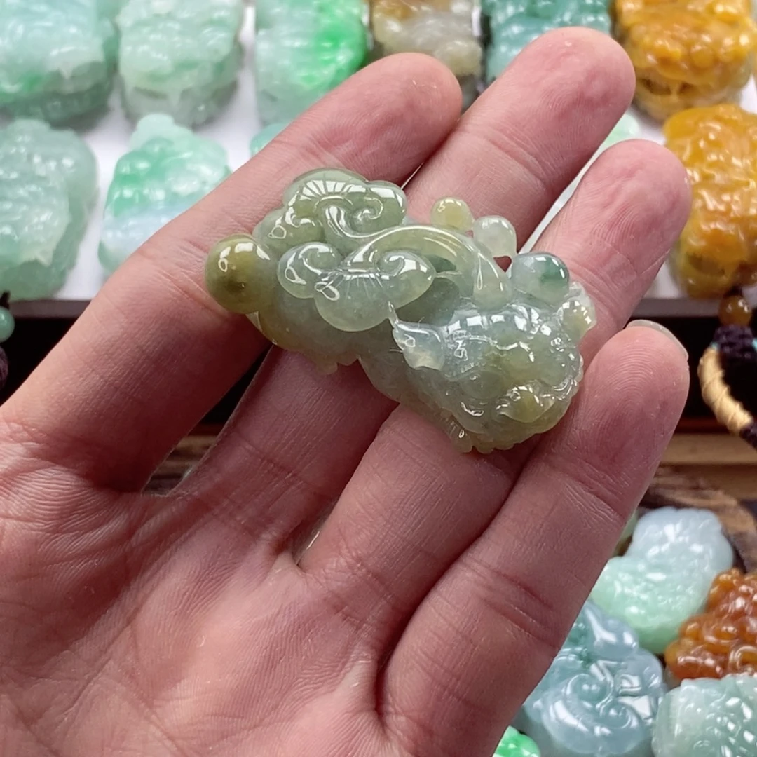 翡翠未镶嵌颈饰貔貅