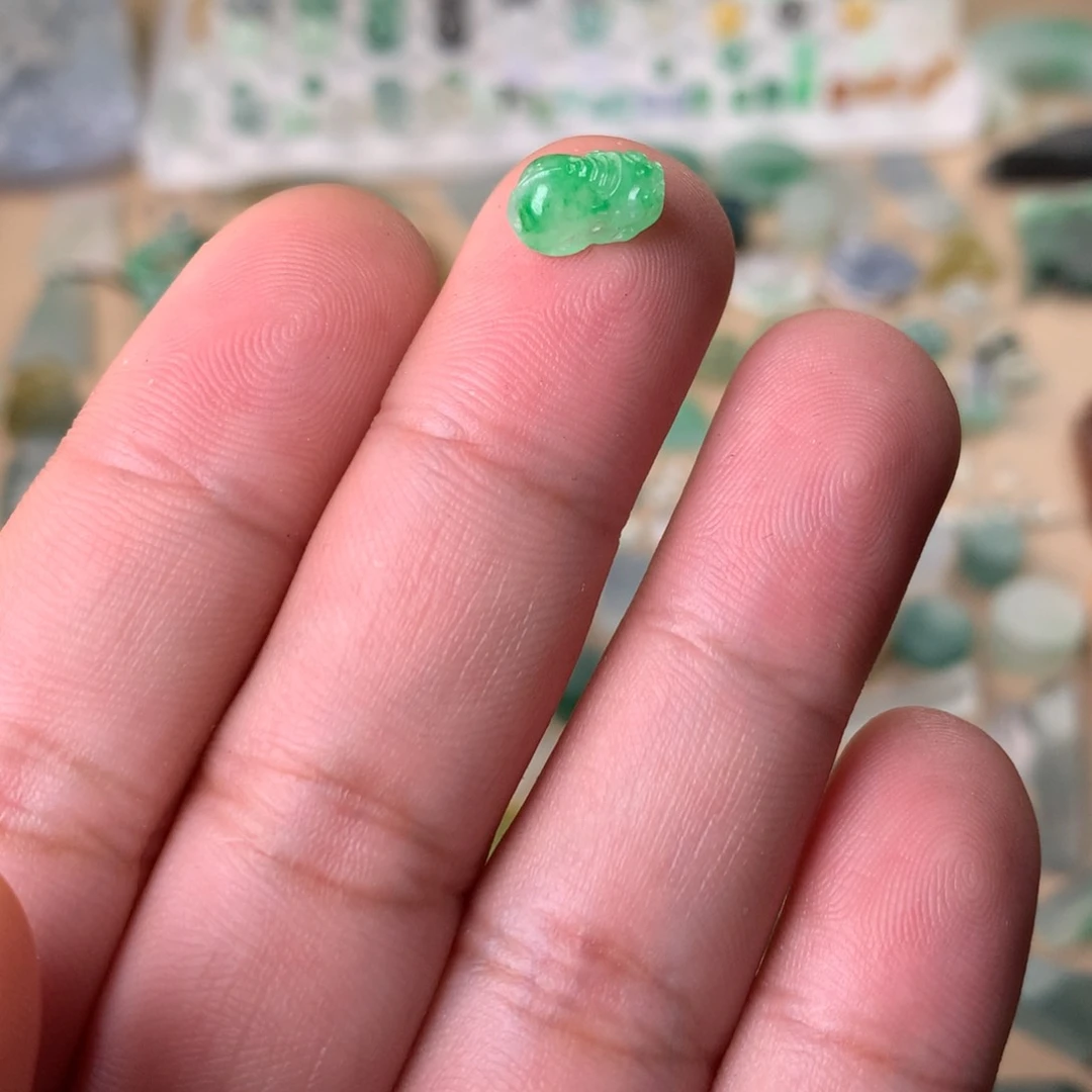 裸石翡翠阳绿小貔貅