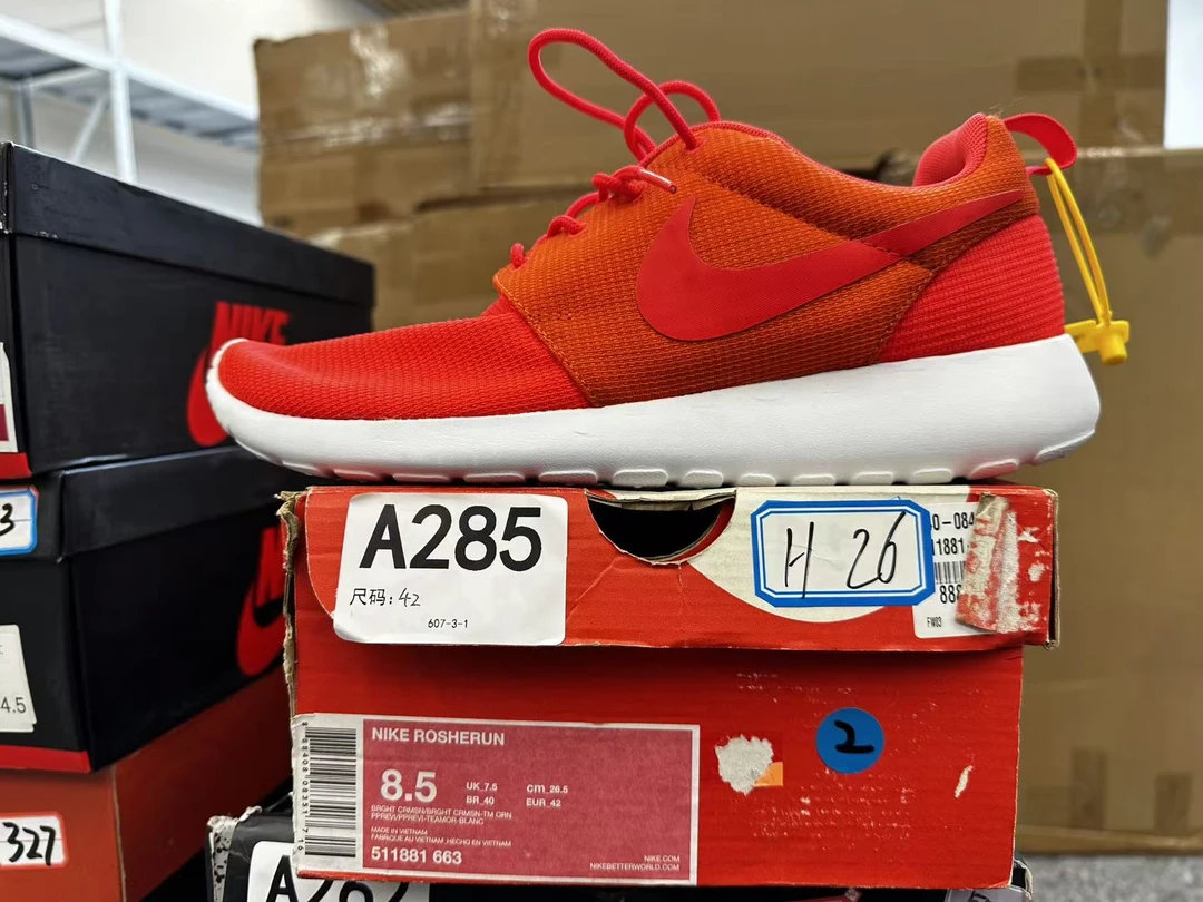 Nike  白红  全新原盒 42码  11月21 bai  A285