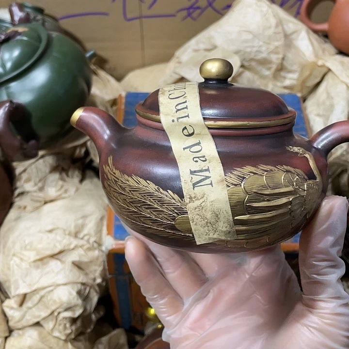 紫砂茶壶原矿泥料，手工制作的一把紫砂壶。