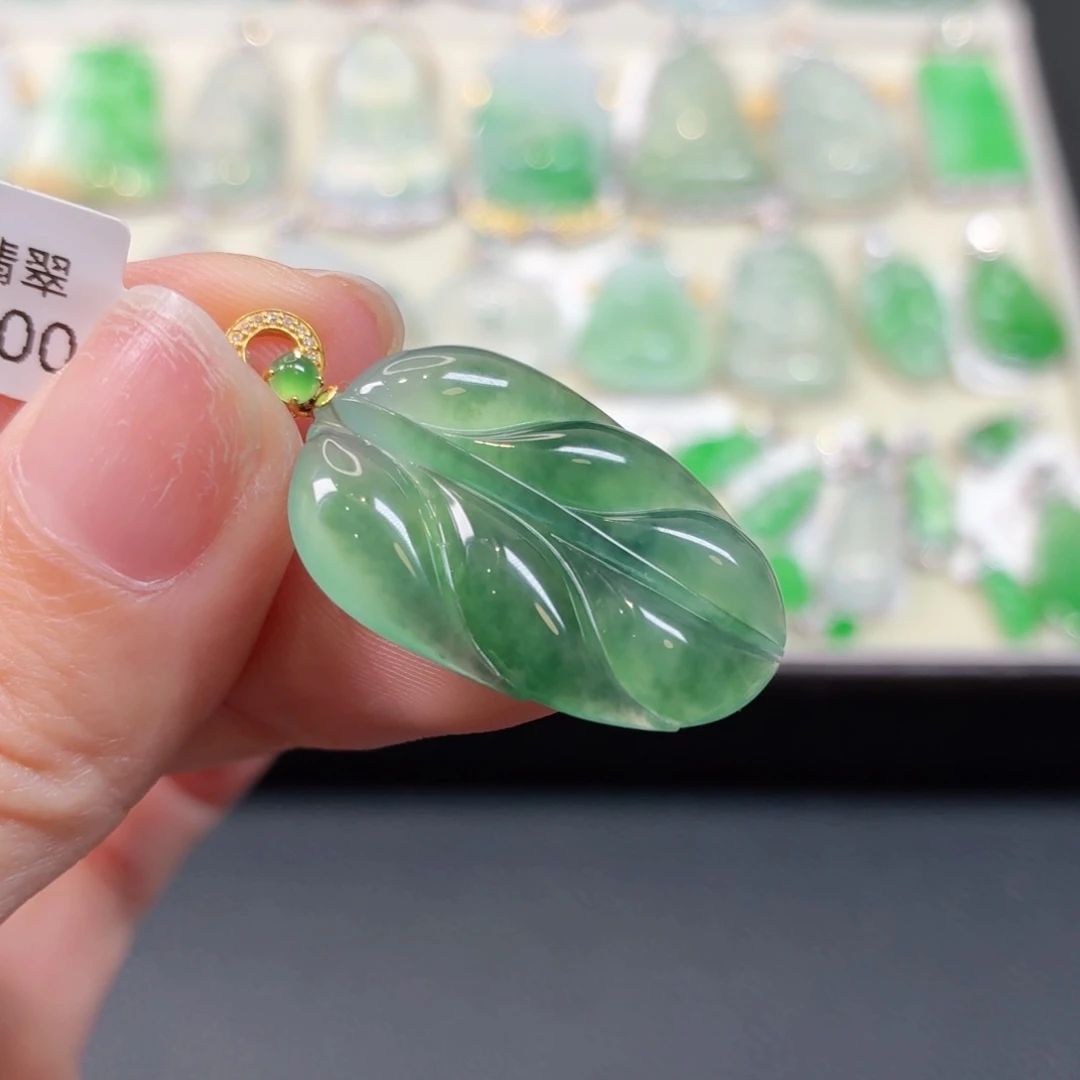 颈饰18K金镶嵌翡翠