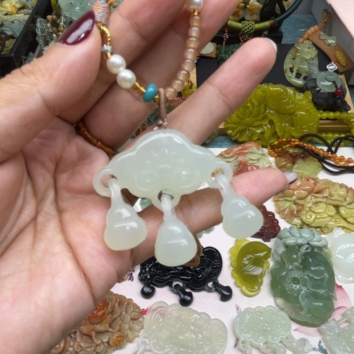 蛇纹石玉未镶嵌颈饰