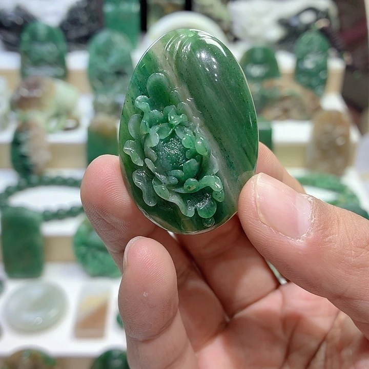 独山玉未镶嵌颈饰牡丹花