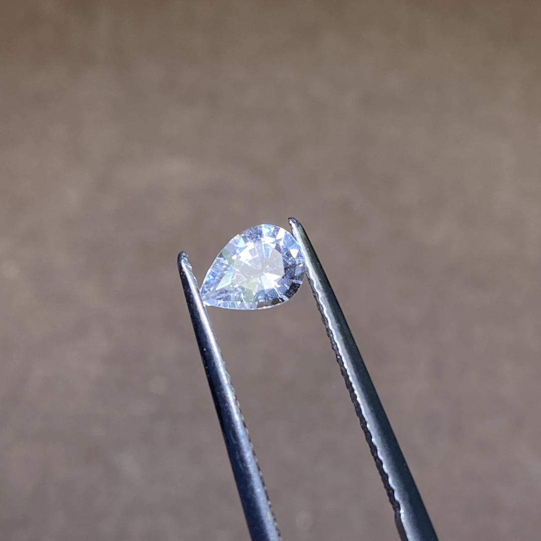 24G143 有烧白色蓝宝石 0.82克拉