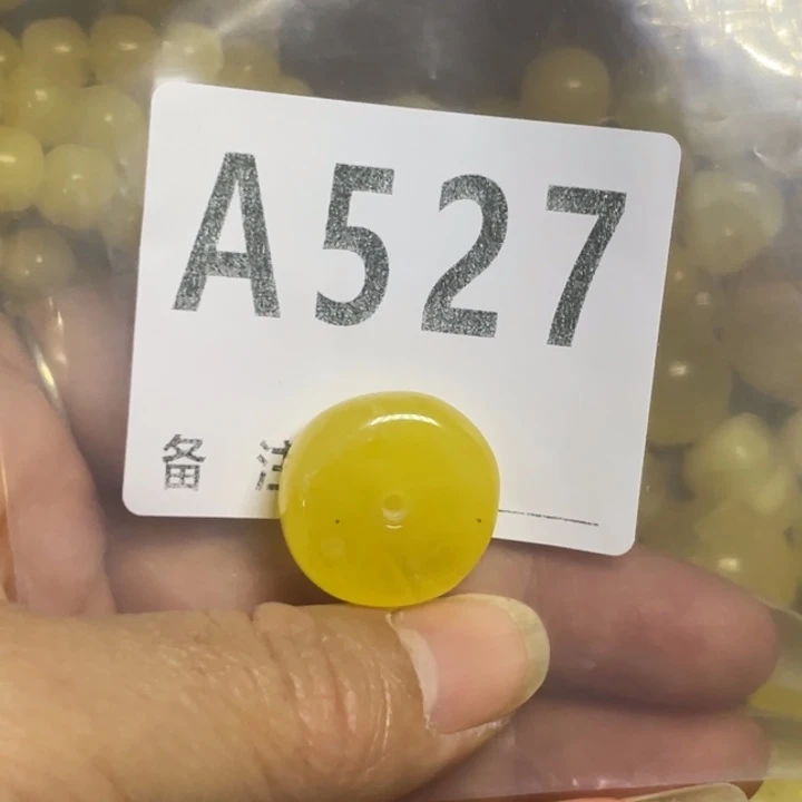 琥珀未镶嵌裸石微瑕21.1，9.2小坑