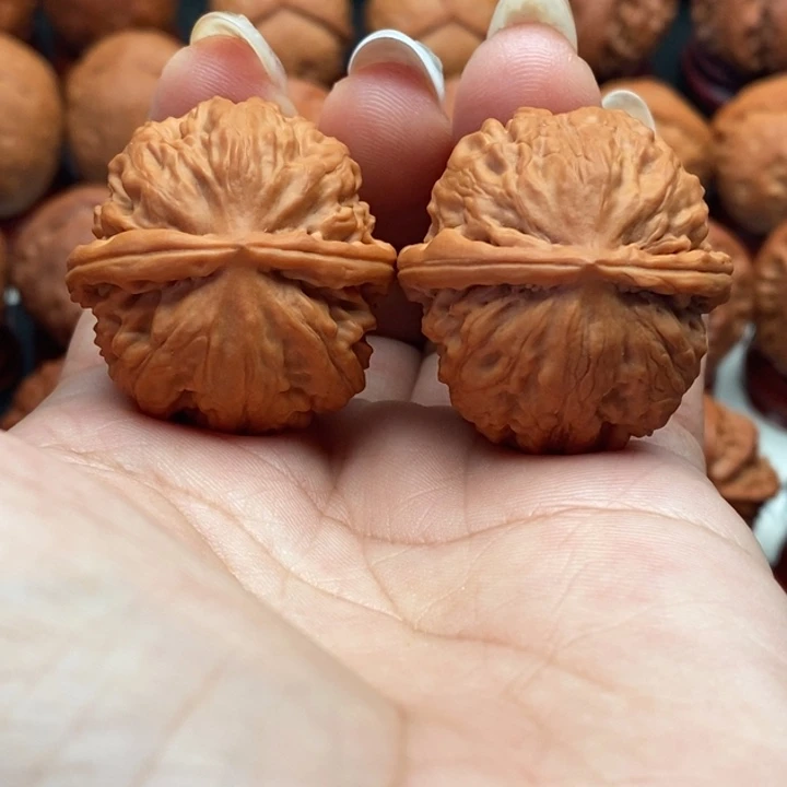 核桃精品文玩核桃手捻麒麟墩