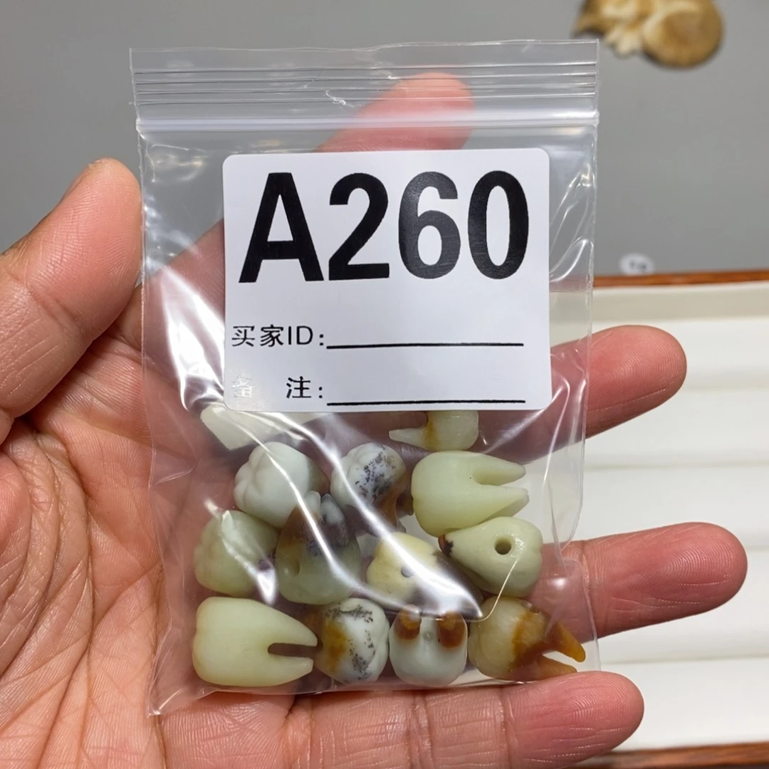 蛇纹石玉未镶嵌颈饰月*美