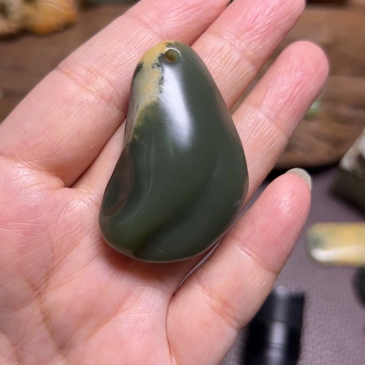 盼***望岫岩河磨玉（透闪石质玉）未镶嵌颈饰