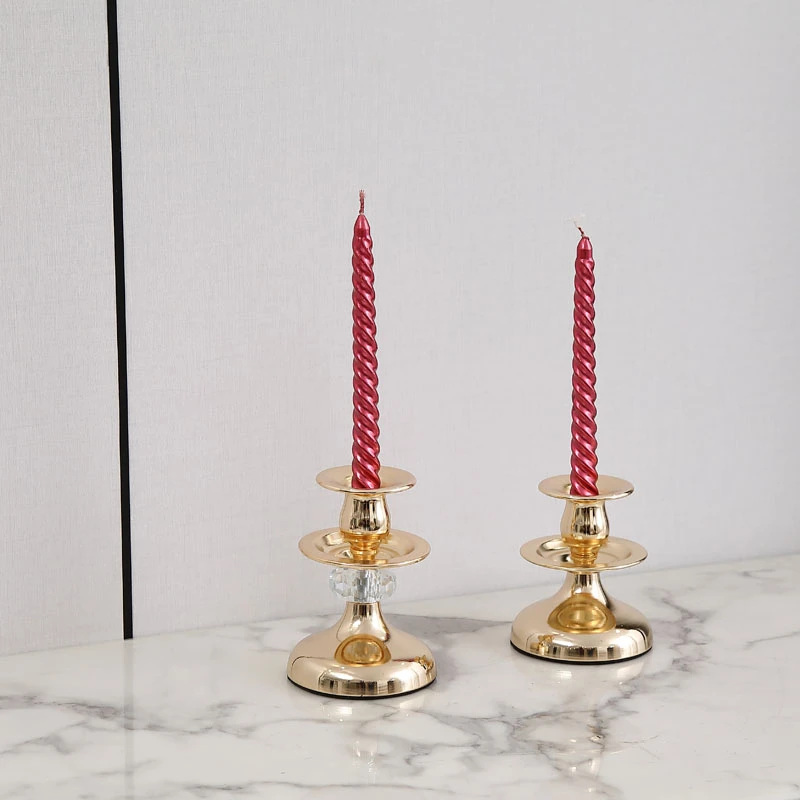 金属水晶材质烛台，双层设计，光泽亮丽，尽显优雅格调 。