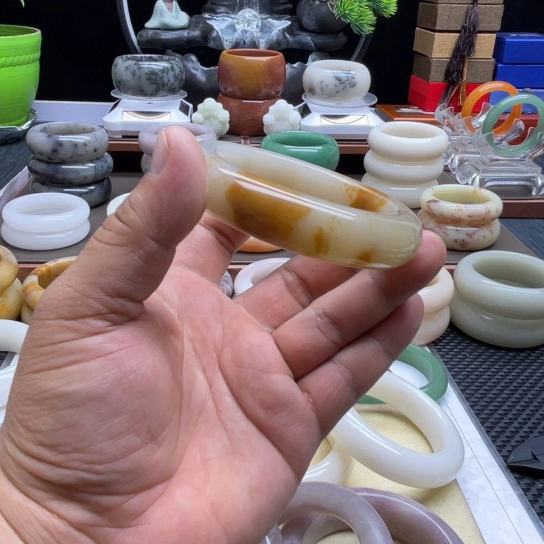 石英岩玉未镶嵌手镯