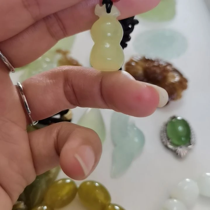 未镶嵌蛇纹石玉吊坠