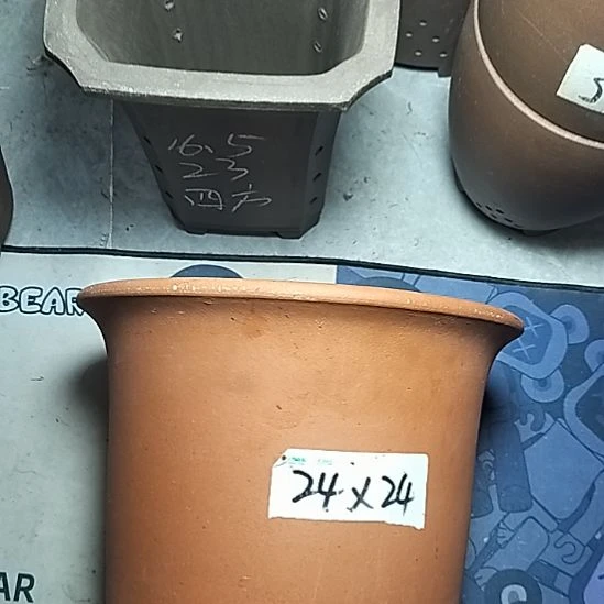 红泥特大金钟一个