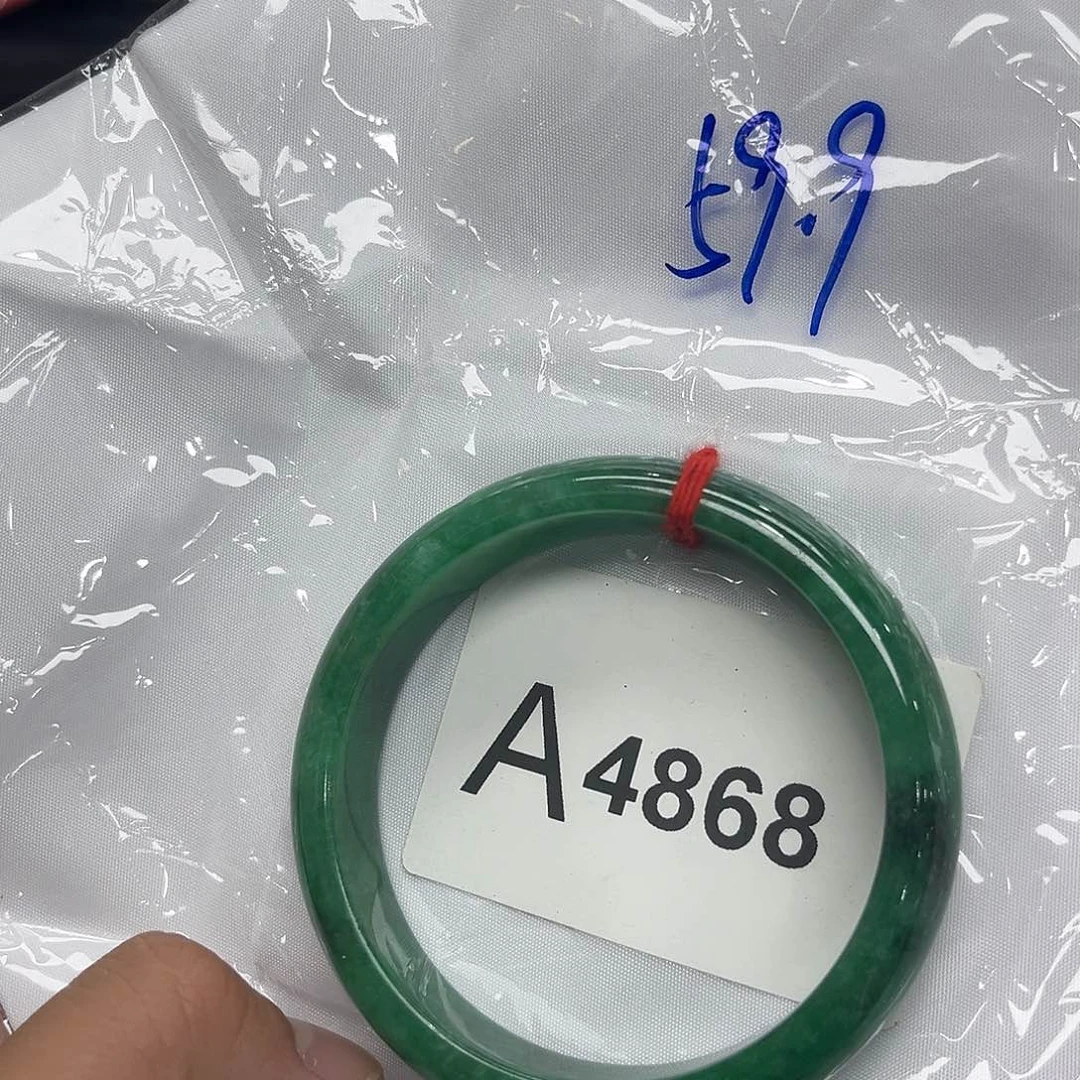 翡翠手镯未镶嵌内容瑕疵