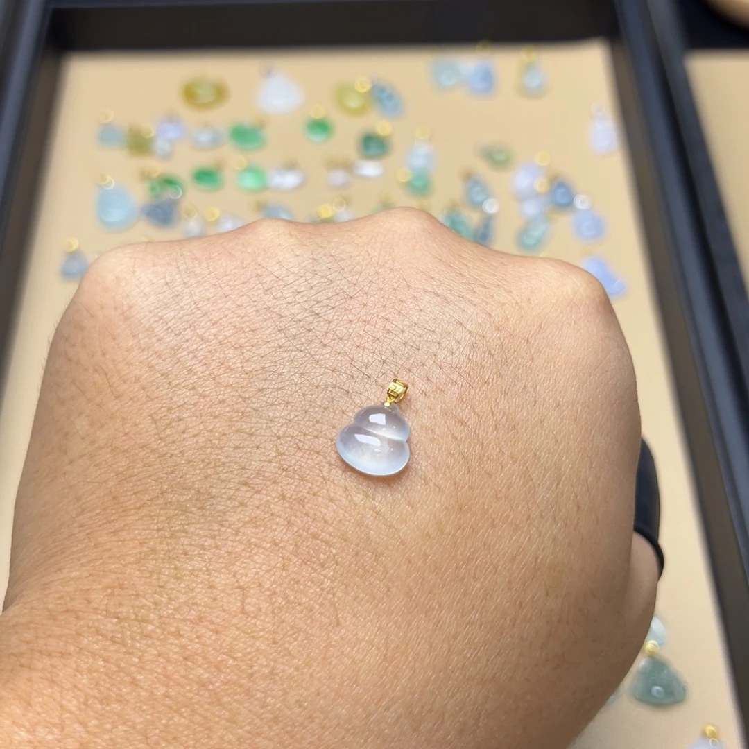 翡翠18K金镶嵌颈饰葫芦