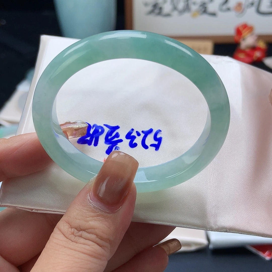 谭***酱翡翠未镶嵌手镯贵妃