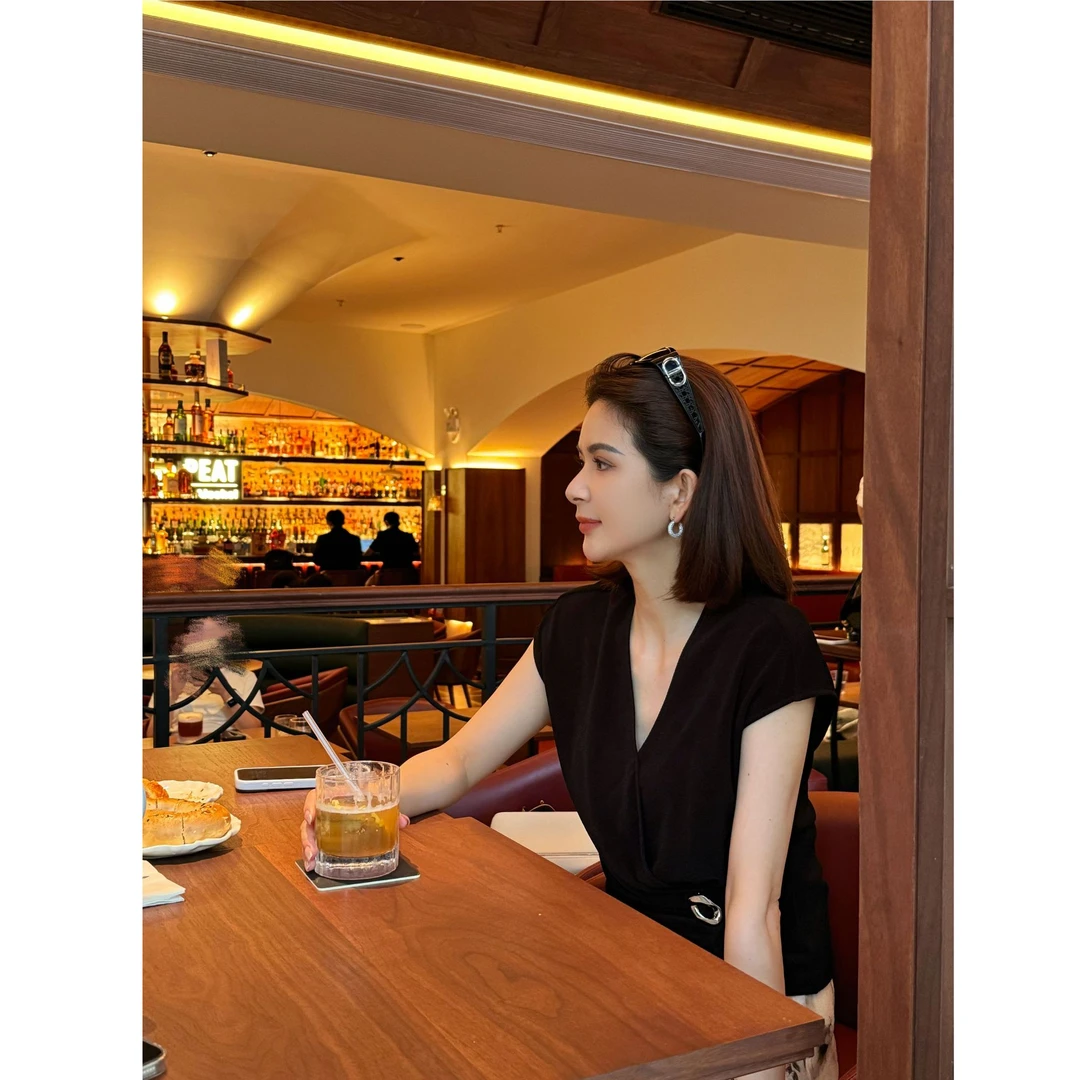 ANGELIAORIGINAL经典重塑 醋酸V领褶皱收腰显瘦百搭环扣上衣＃626