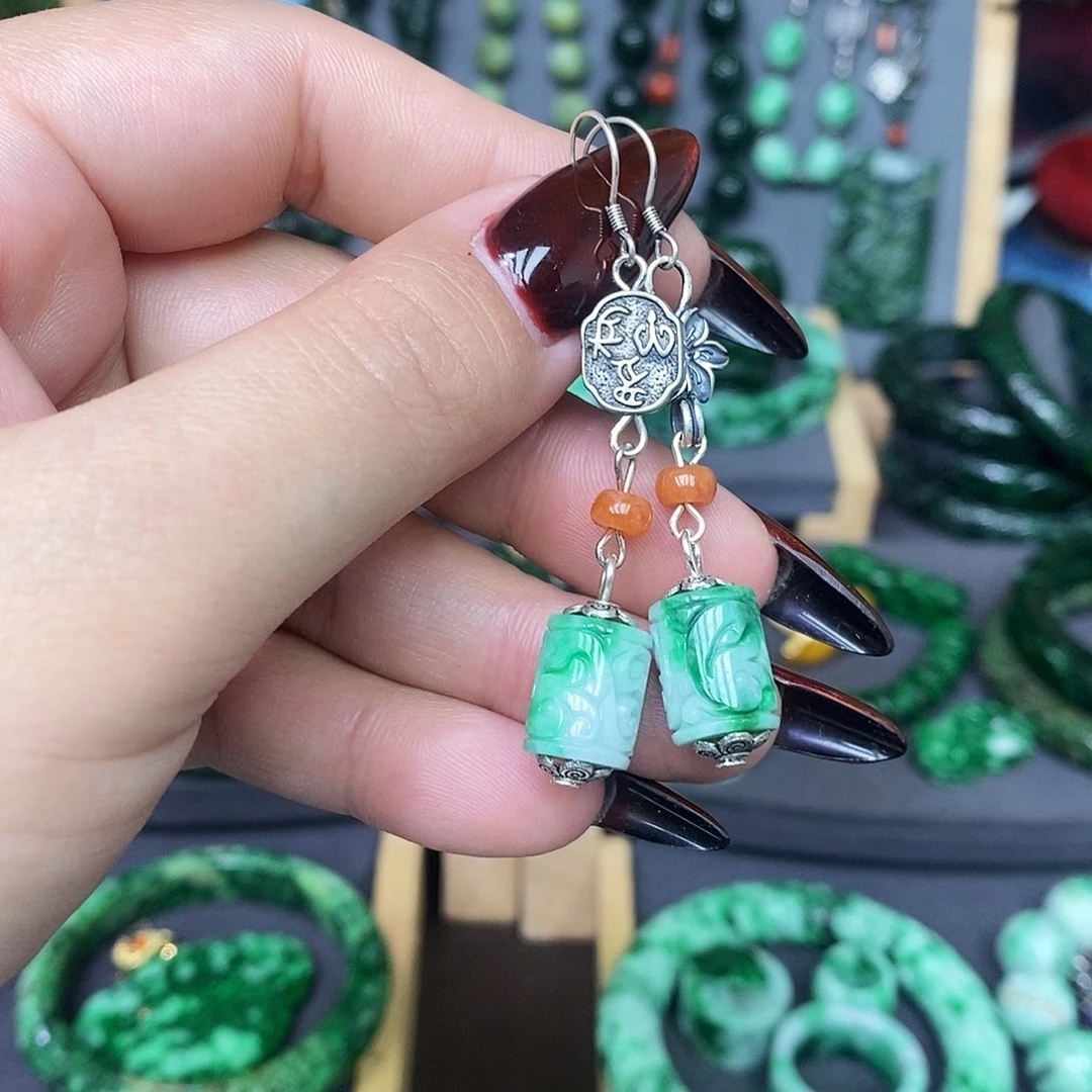 未镶嵌翡翠耳饰漂亮美眉