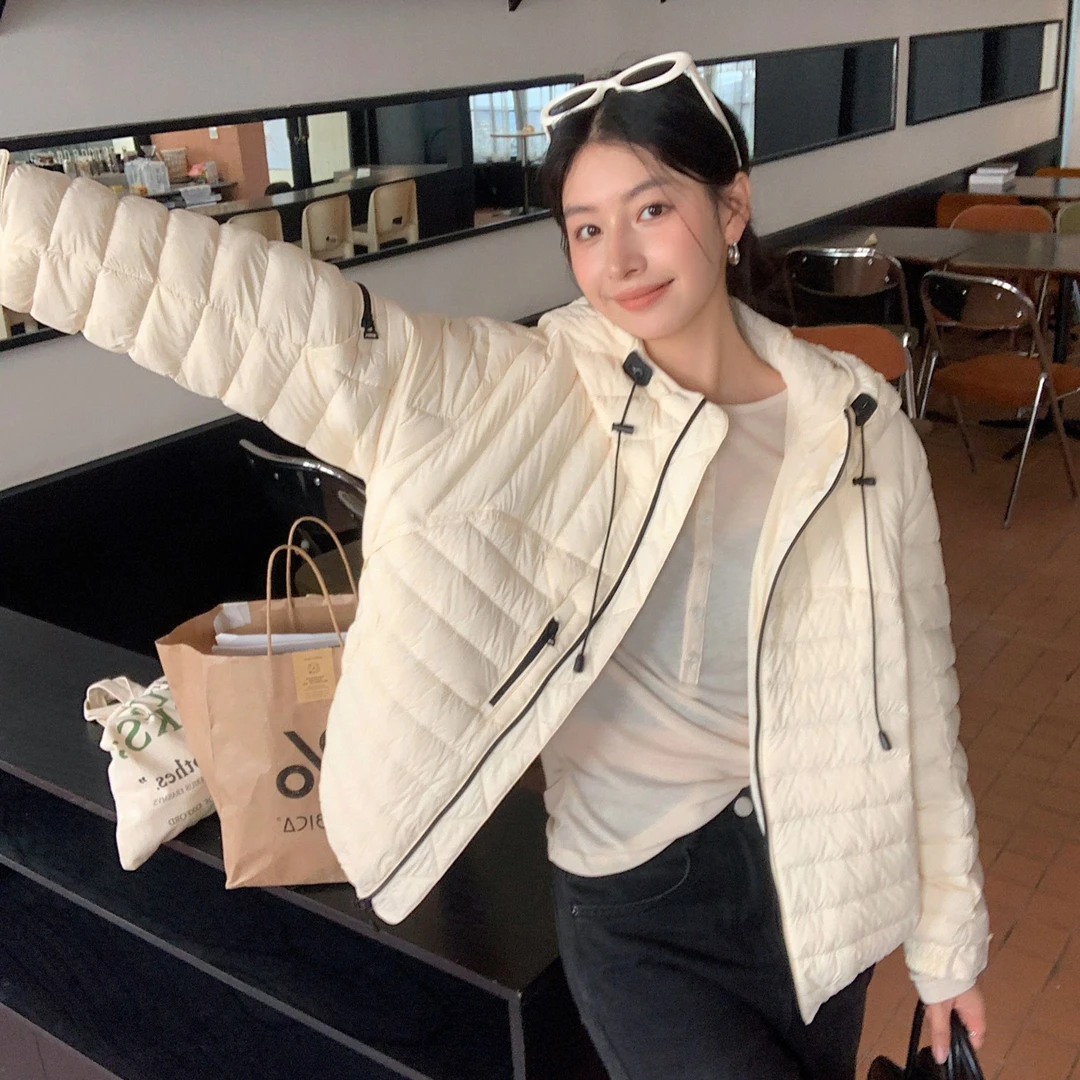 2024年新款90白鸭绒时尚休闲冬季连帽轻薄款女士羽绒服
