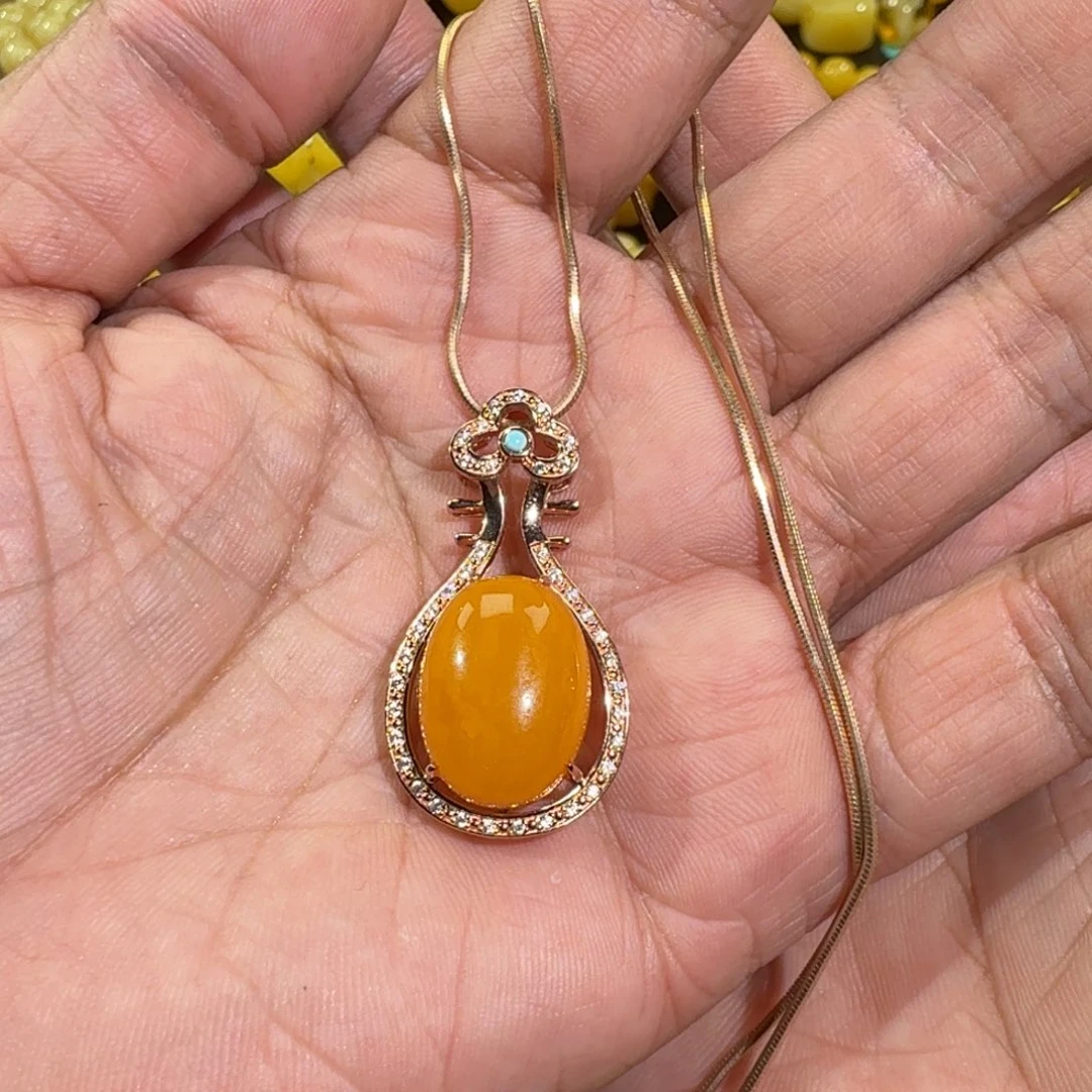 琥珀颈饰银S925镶嵌鸡油黄蜜蜡镶嵌吊坠