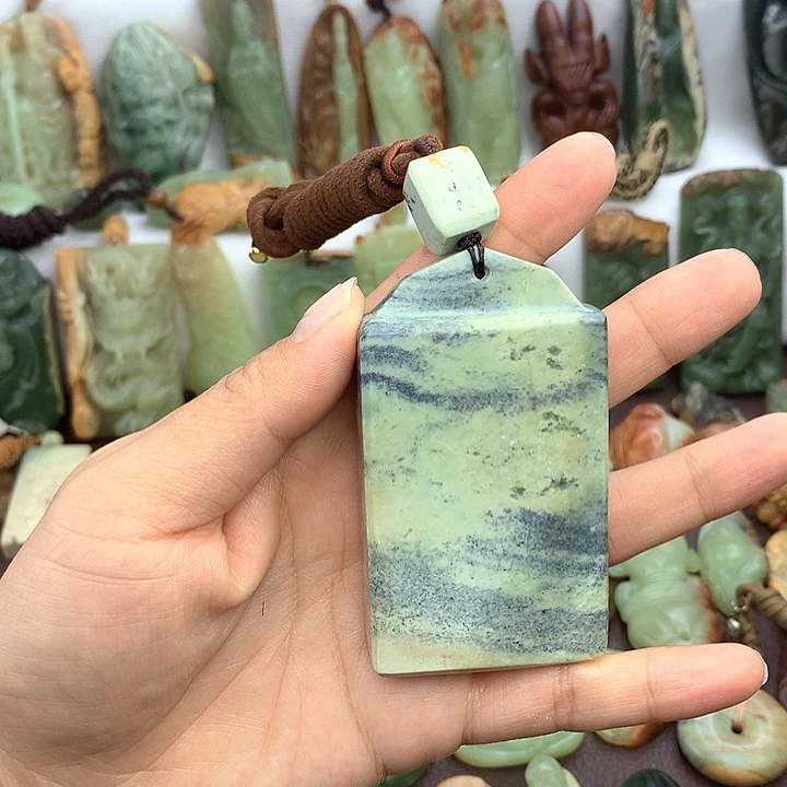未镶嵌岫岩河磨玉（透闪石质玉）挂件