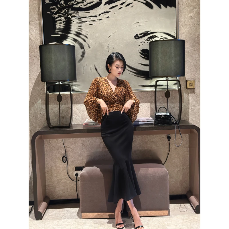 XULU原创针织黑色修身褶皱鱼尾半身裙豹纹印花收腰绑带灯笼袖上衣
