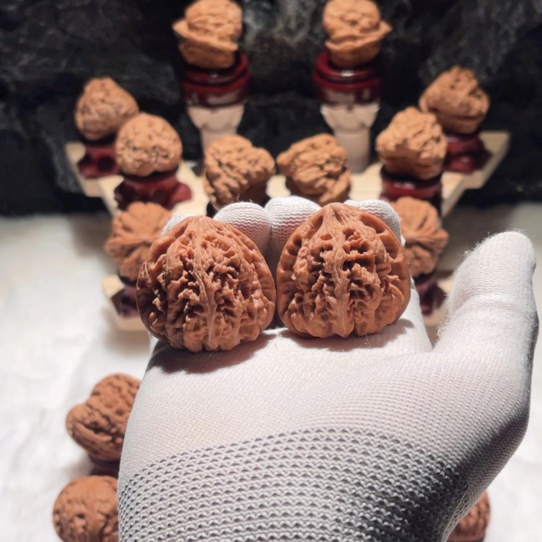 文玩核桃吊坠红皮全品三角大粗筋核桃尺寸42