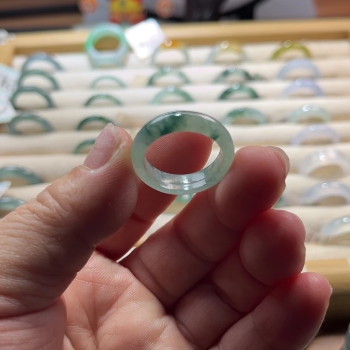 翡翠未镶嵌戒指飘花