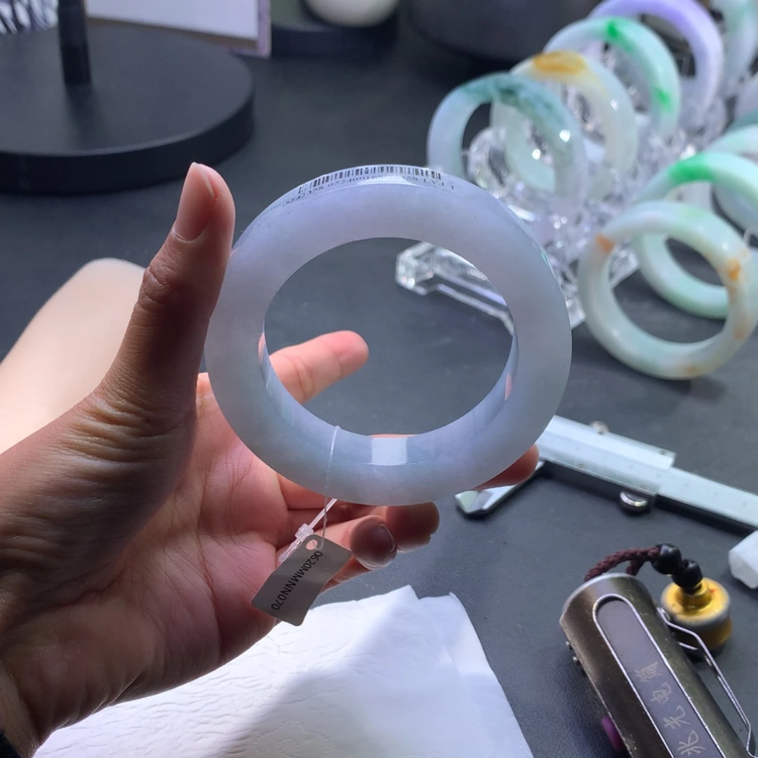 吉****定制翡翠未镶嵌翡翠手镯