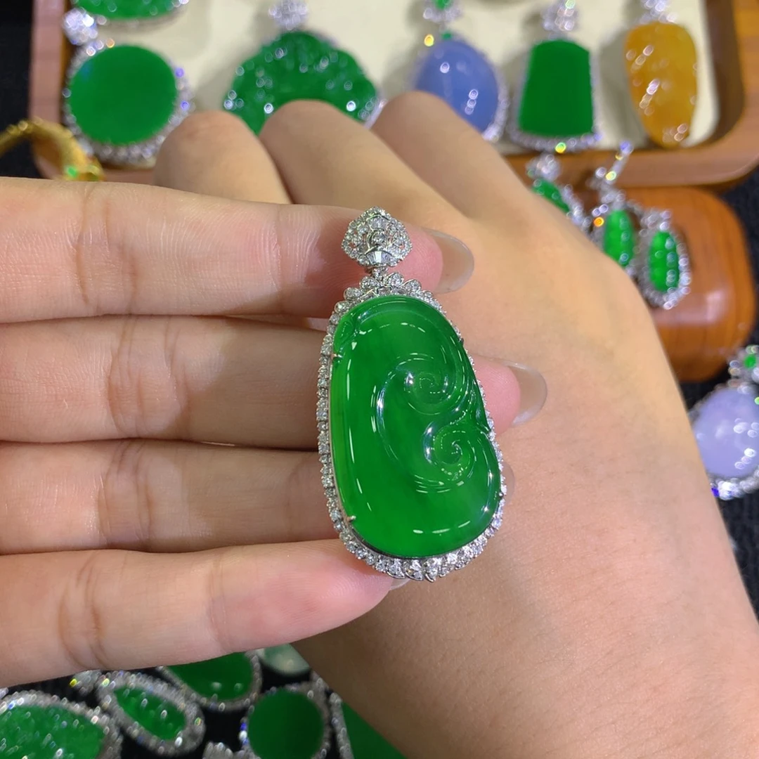 翡翠18K金镶嵌颈饰8888888