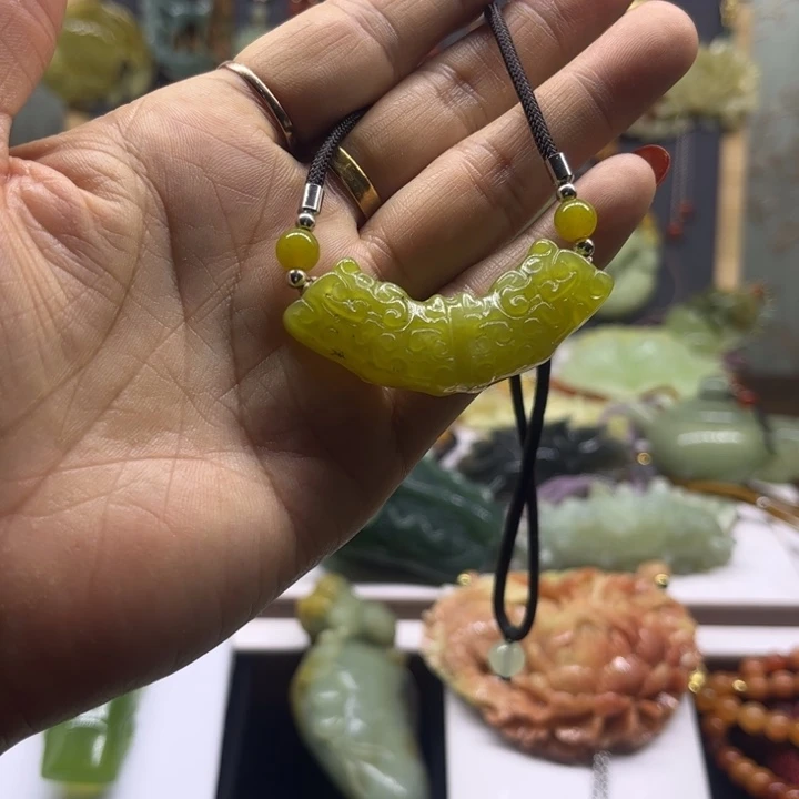 蛇纹石玉未镶嵌颈饰