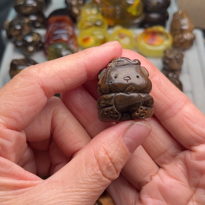 琥珀未镶嵌颈饰跟坡