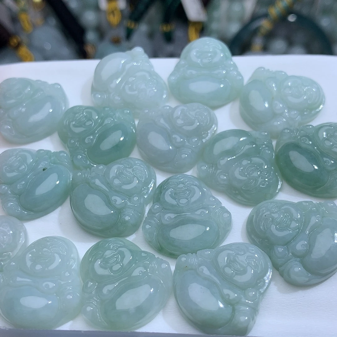 翡翠未镶嵌颈饰，小佛公发其中一个！