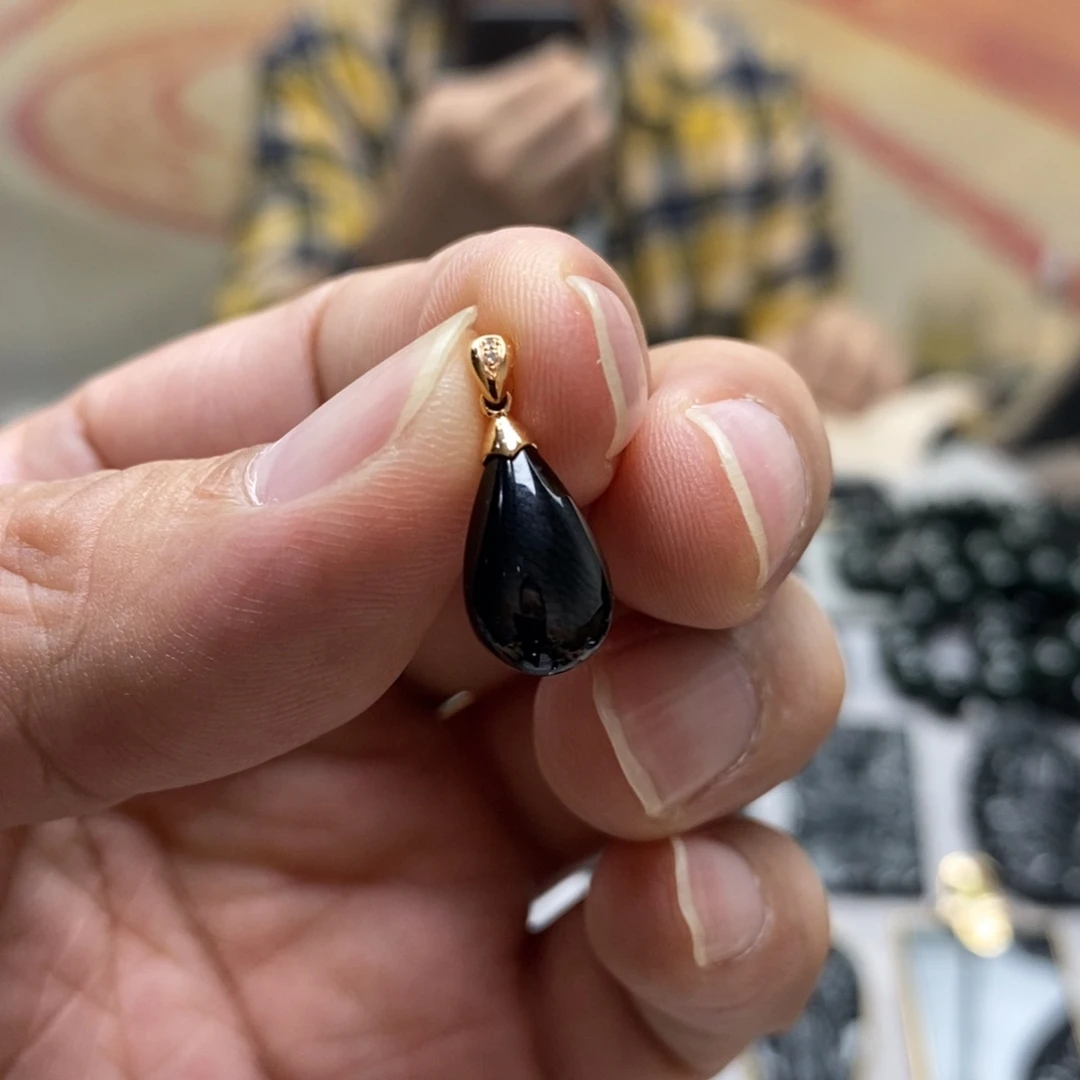 翡翠18K金镶嵌颈饰水滴