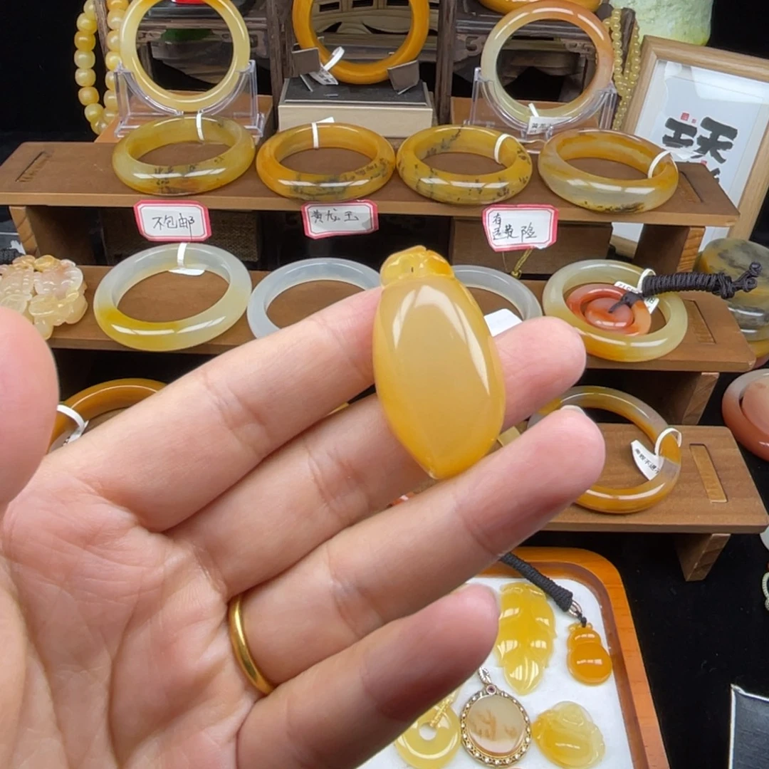 石英质玉（黄龙玉）未镶嵌颈饰