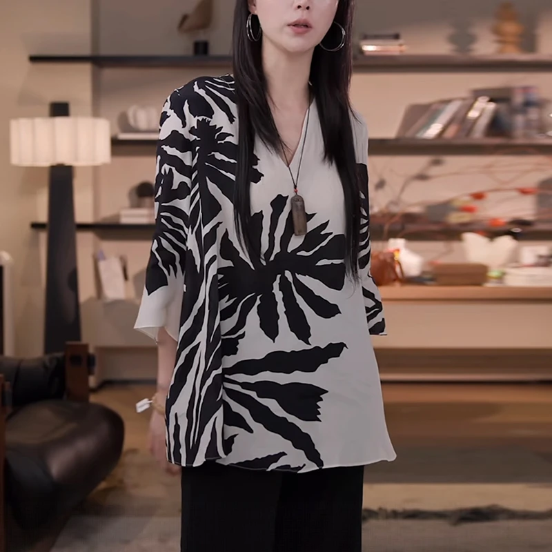 薄款印花v领衬衫女2025夏季时尚洋气减龄宽松显瘦高级感短袖上衣