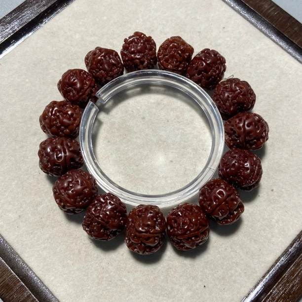 W934爆肉玉化大金刚双龙蜂窝龙纹单圈手串（底色多样性发其一）