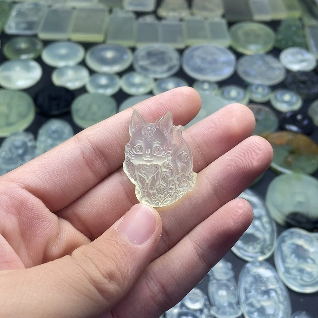 岫玉未镶嵌颈饰狐狸