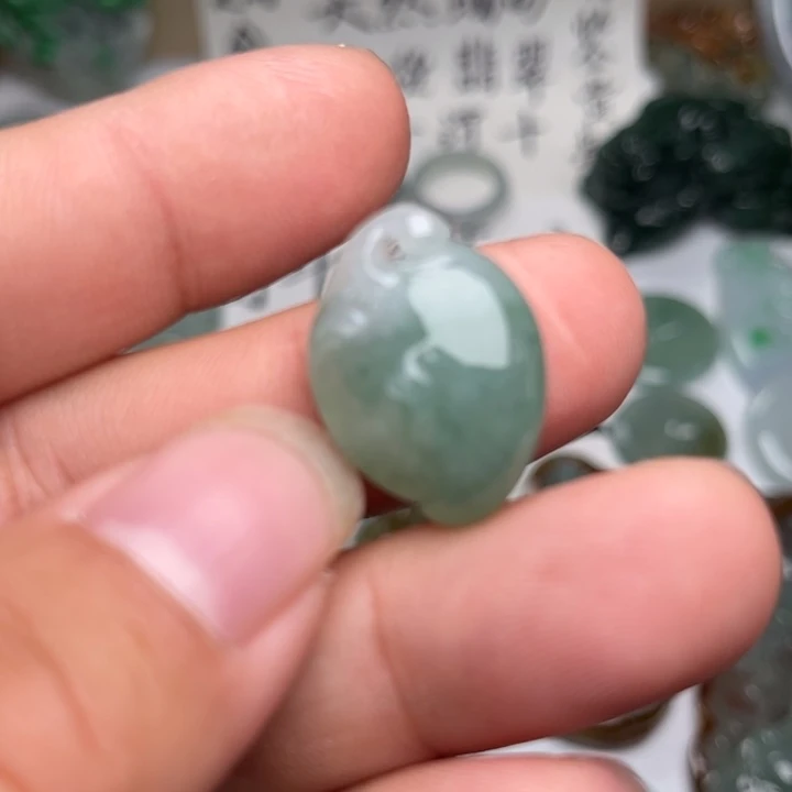 风***来翡翠未镶嵌颈饰桃子