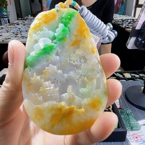 翡翠未镶嵌颈饰一个