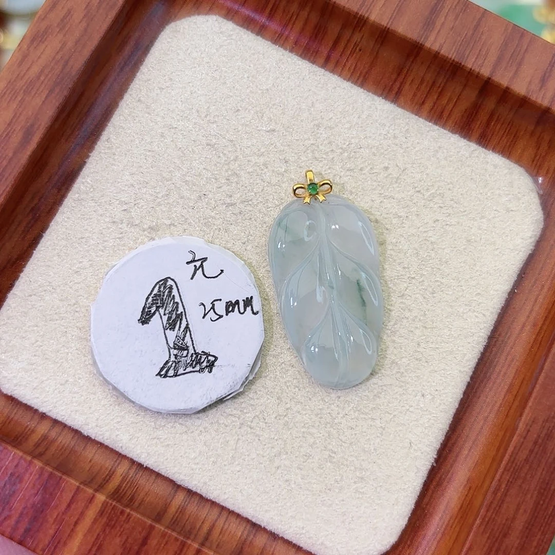 阿****翡翠18K金镶嵌颈饰叶子