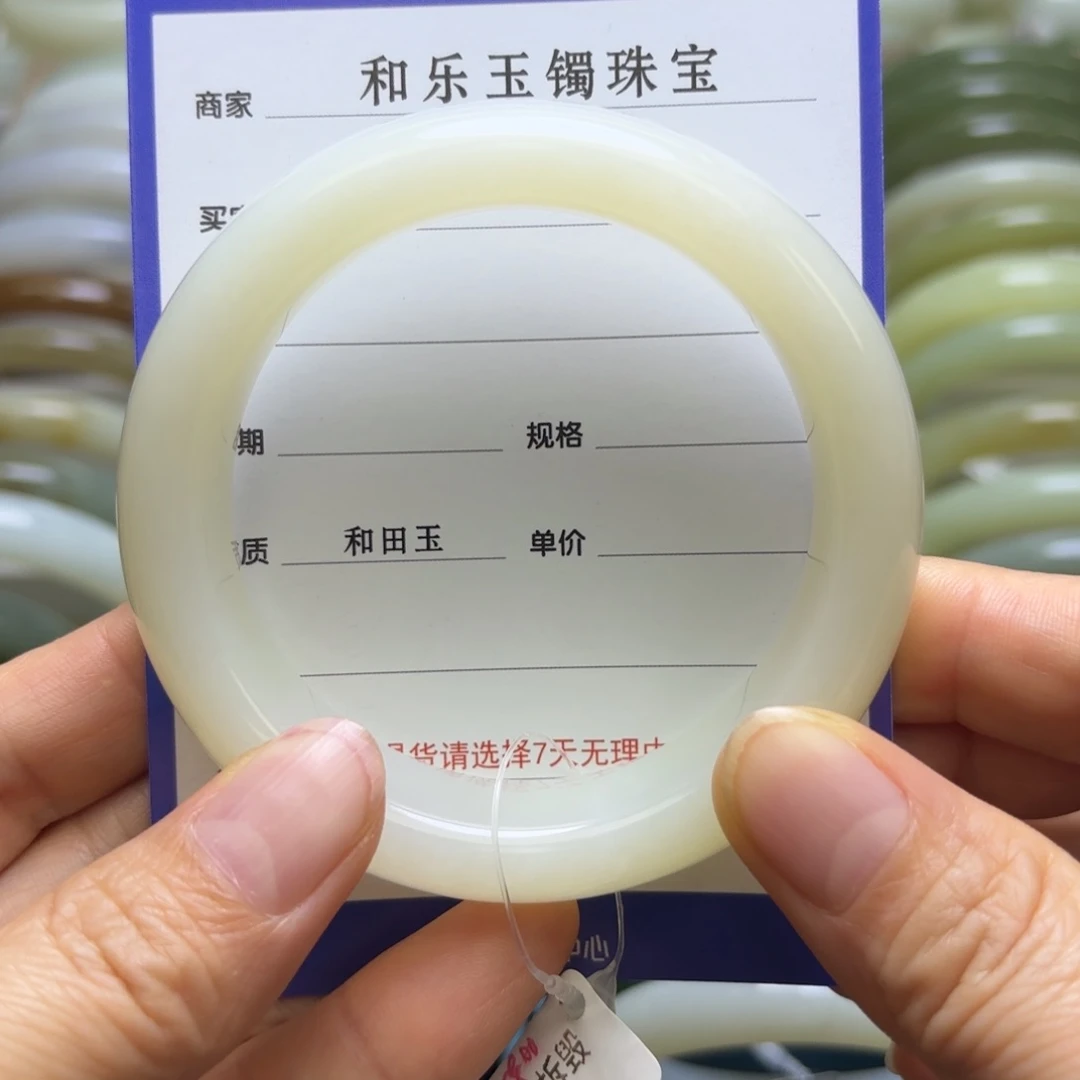 和田玉手镯未镶嵌风****?