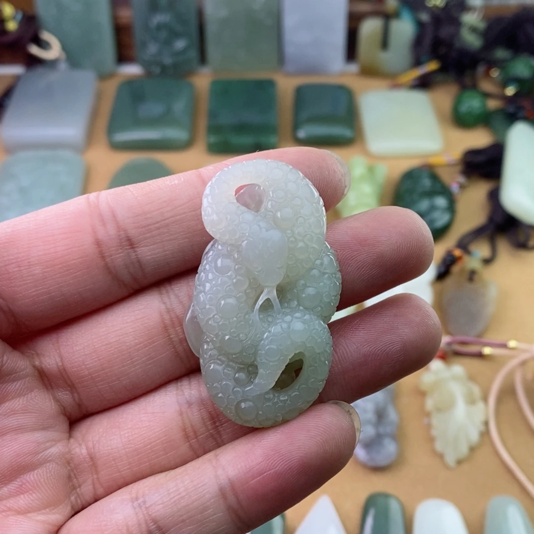 和田玉颈饰未镶嵌包容有裂