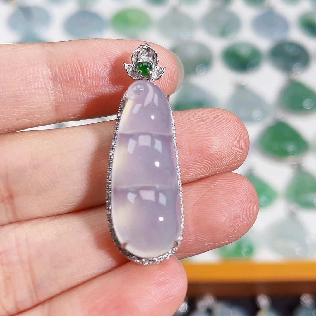 颈饰18K金镶嵌翡翠吊坠