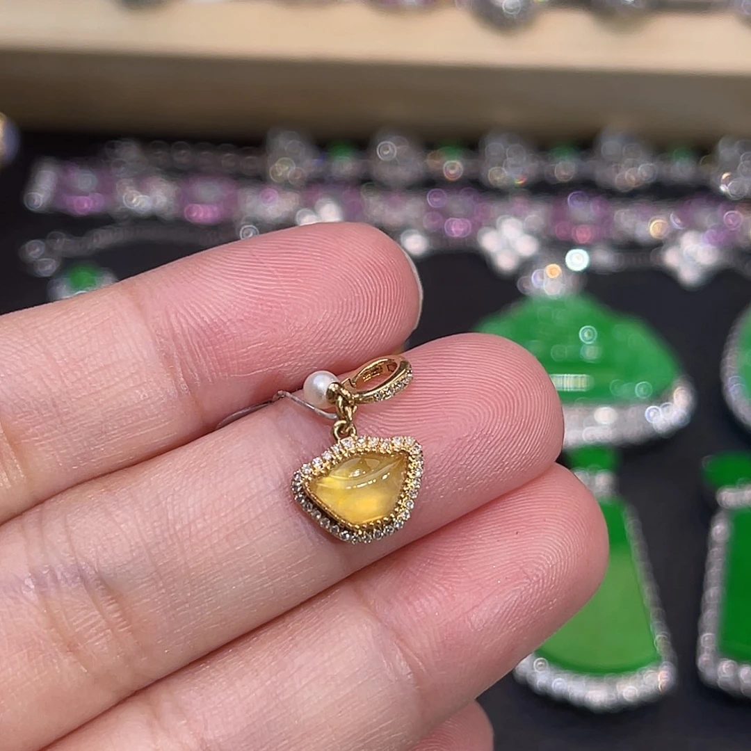 翡翠18K金镶嵌颈饰黄翡元宝