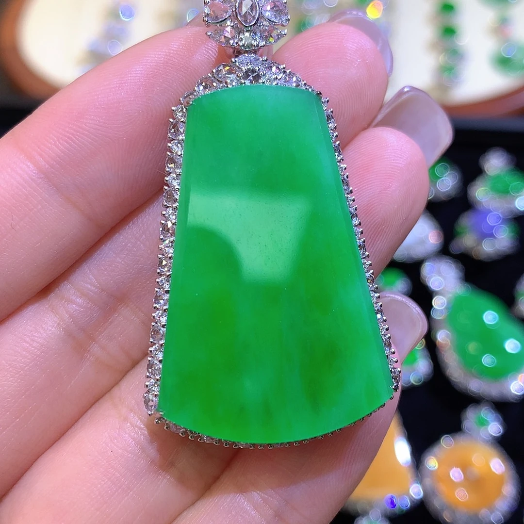 翡翠18K金镶嵌颈饰高冰满绿无事牌吊坠一刀切
