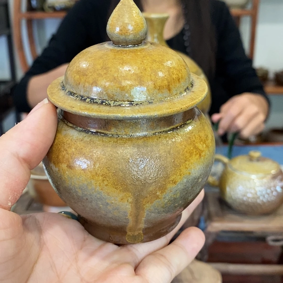 顶部有掉落花将军罐