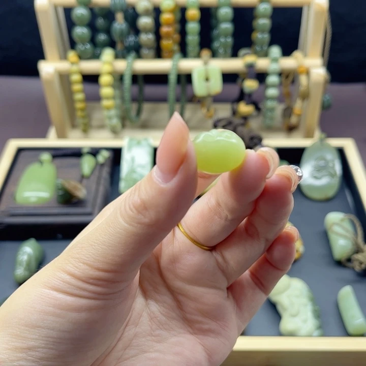 岫岩老玉（透闪石质玉）未镶嵌颈饰