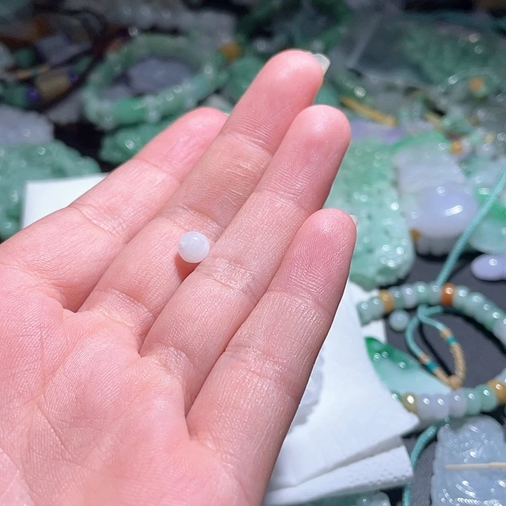 翡翠未镶嵌颈饰宋**儿天