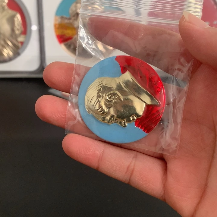 其他普通金属晚红章双色四个第一好。